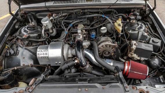 Volvo 740 Turbo met V6-motor van Paul Newman V6-motor onder de motorkap