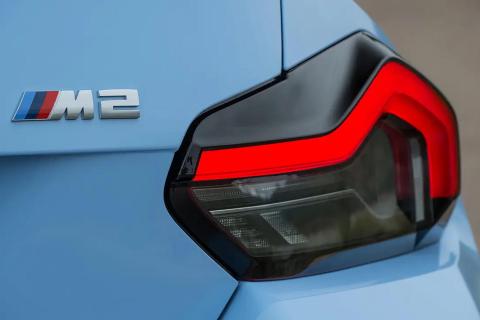 BMW M2 (2023) badge M2 en achterlicht