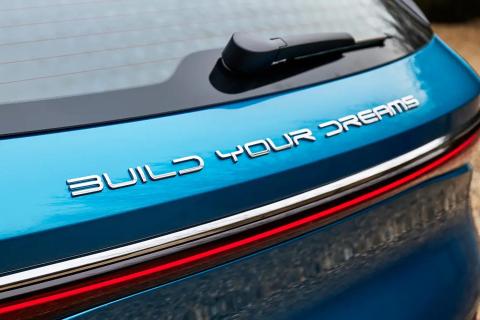 Build Your Dreams badge op achterkant Atto 3