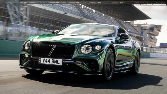 Bentley Continental Le Mans Collection rijdend schuin voor