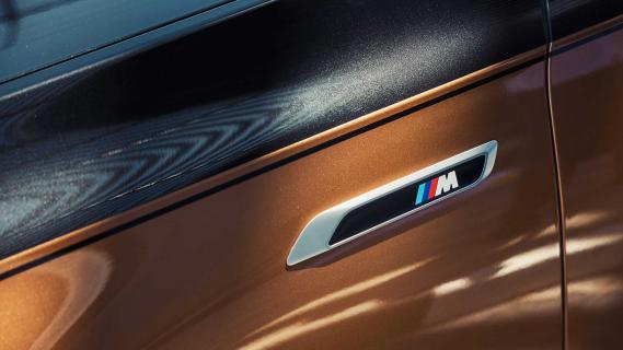 BMW i7 M70 logo van BMW M als badge op de zijkant
