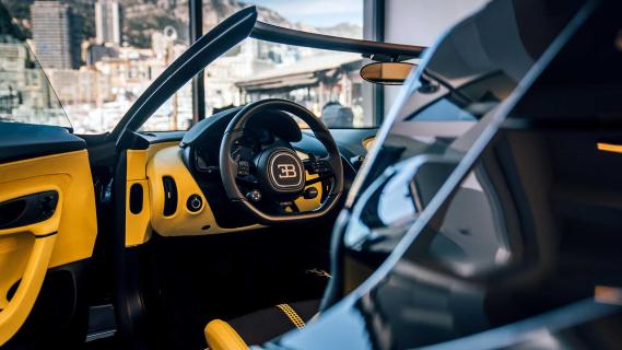 Bugatti showrom in Monaco bij het F1-circuit W16 Mistral schuin achter interieur stuur