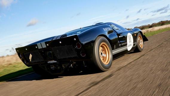 Everrati Superformance GT40 (2023) rijdend schuin achter