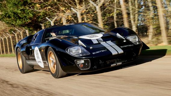 Everrati Superformance GT40 (2023) rijdend schuin voor