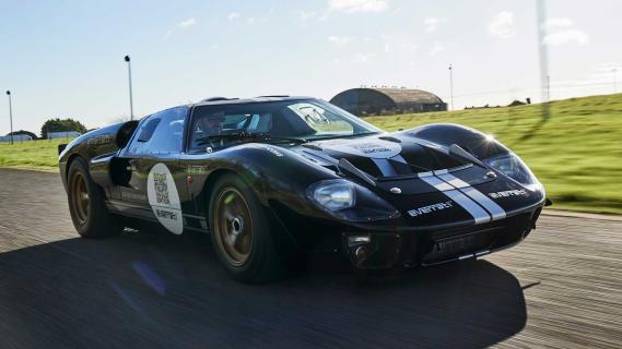 Everrati Superformance GT40 (2023) rijdend schuin voor