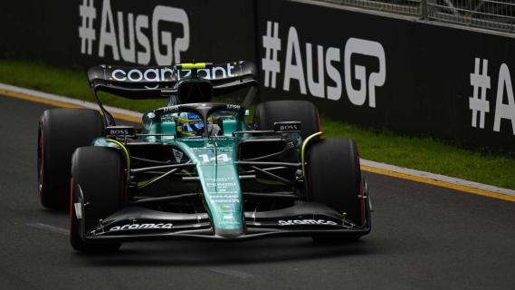 GP van Australië 2023 Alonso rijdend schuin voor
