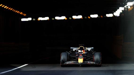 GP van Monaco 2022 Verstappen rijdend uit de tunnel