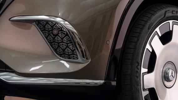 Mercedes Maybach EQS 2023 detail Maybach logo's en wiel