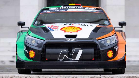 Hyundai WRC eerbetoon aan overleden rallycoureur Craig Breen voorkant