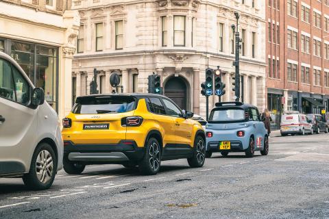 Jeep Avenger en Citroën Ami schuin achter bij een stoplicht