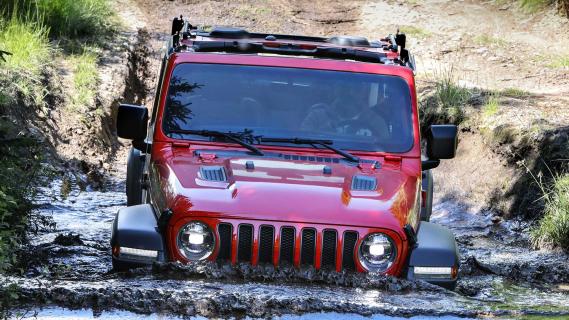 Jeep Wrangler 2.2 MultiJet Rubicon rijdend door het water