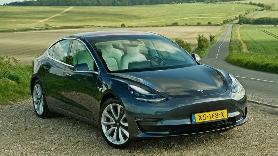 Tesla Model 3 met Nederlands kenteken schuin voor