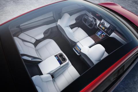 Tesla Model S Plaid (2023) boven glazen dak stoelen