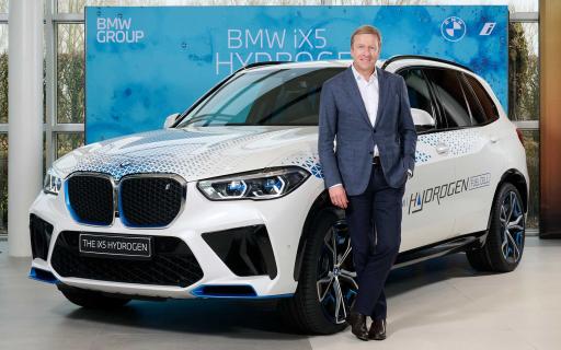 BMW-baas Oliver Zipse met BMW iX5 Hydrogen (waterstof)