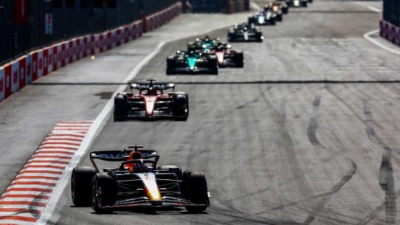 GP van Azerbeidzjan Verstappen rijdend voor groep auto's