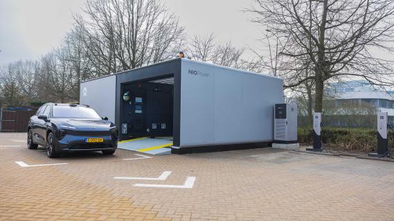 NIO EL7 bij een batterijwisselstation Nederland (nederlands kenteken)
