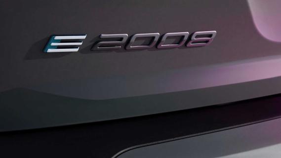 Peugeot e-2008 facelift (2023) badge e-2008