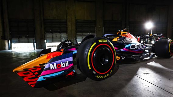 Red Bull RB19 speciale livery voor de GP van Miami 2023 schuin voor