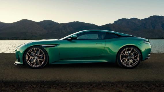 Zijkant Aston Martin DB12 2023