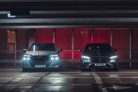 BMW i7 naast Mercedes S580 parkeergarage donker