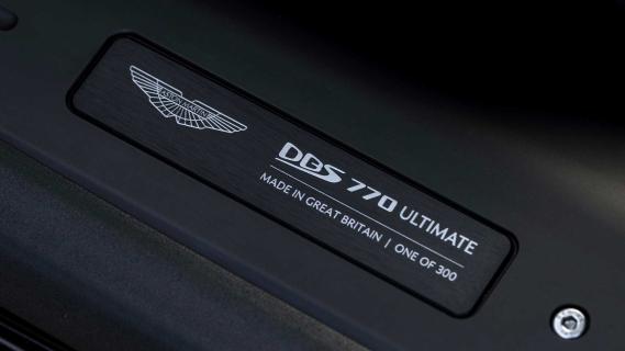 Aston Martin DBS 770 Ultimate interieur badge