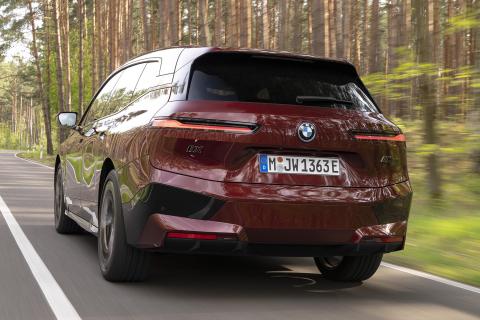 BMW iX M60 (2023) rijdend schuin achter