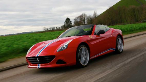 Ferrari California T Tailor made rijdend schuin voor