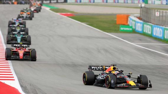Verstappen rijdend voor het veld GP van Spanje 2023