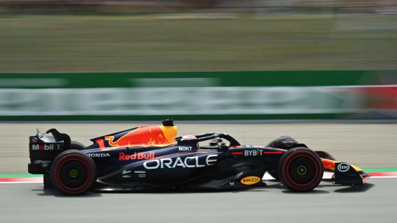 GP van Spanje 2023 Verstappen rijdend zijkant