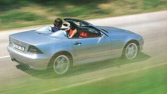 Mercedes SLK conceptversie (1994) rijdend schuin achter