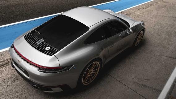 Porsche 911 Carrera GTS Le Mans-versie (2023) schuin achter