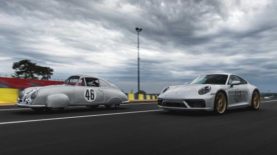 Porsche 911 Carrera GTS Le Mans-versie (2023) schuin voor met Porsche 356 SL