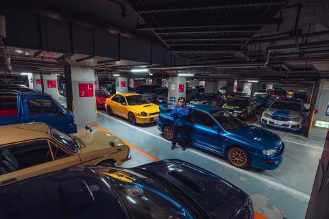 Retro Subaru collectie parkeergarage overzicht met eigenaar