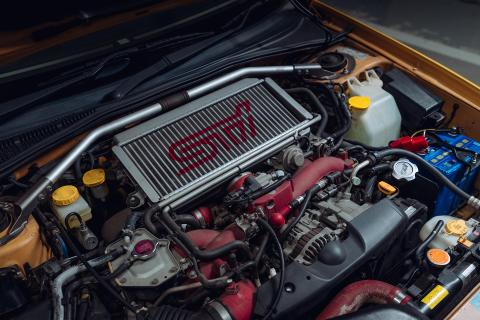 Retro Subaru collectie motor onder motorkap STi