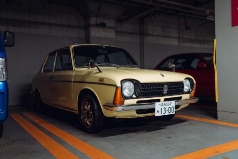 Retro Subaru collectie parkeergarage schuin voor