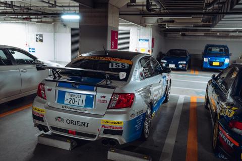 Retro Subaru collectie parkeergarage STI racer schuin achter