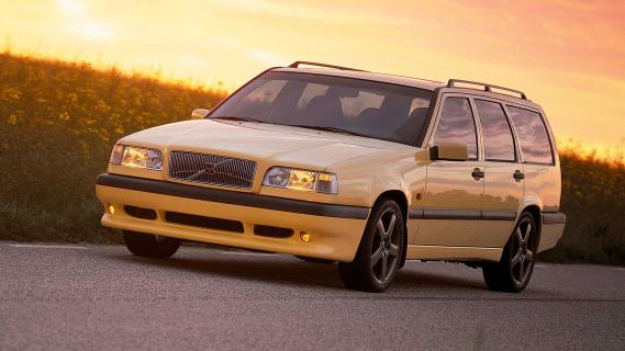 Volvo 850 T5 R (1990) schuin voor zonsondergang