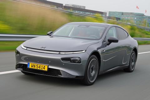 Xpeng P7 AWD Performance (2023) rijdend schuin voor