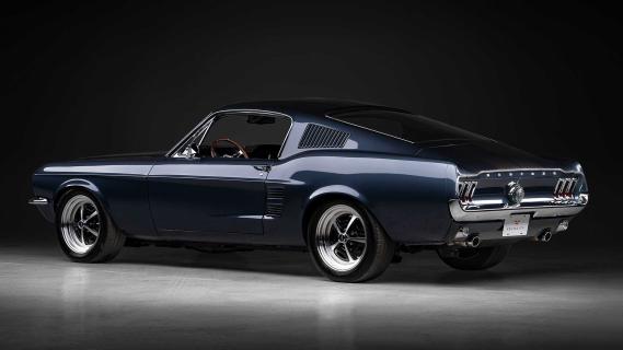 Ford Mustang Fastback restomod schuin achter