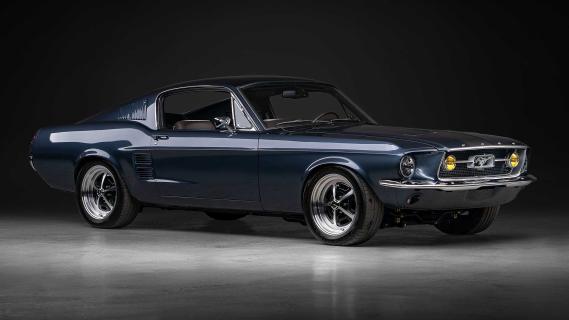 Ford Mustang Fastback restomod schuin voor