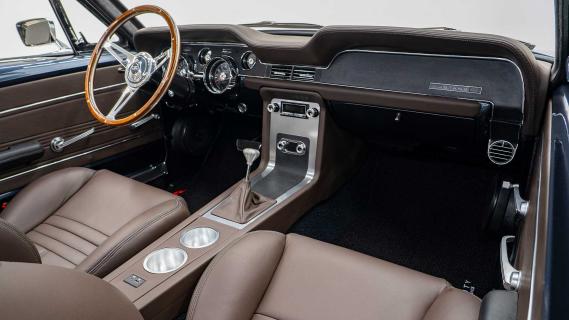 Ford Mustang Fastback restomod interieur