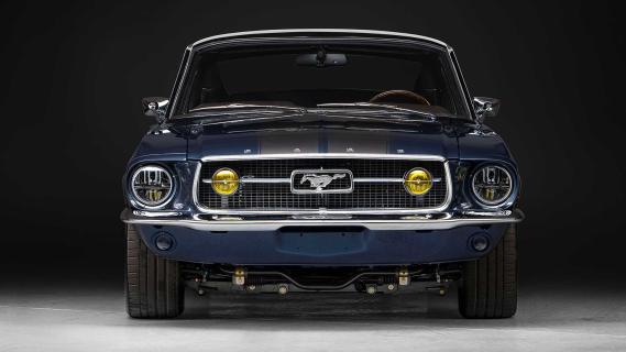 Ford Mustang Fastback restomod voorkant