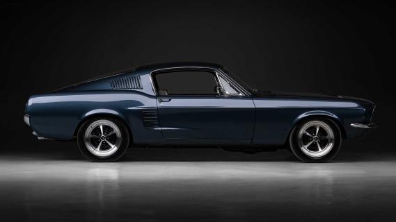 Ford Mustang Fastback restomod zijkant