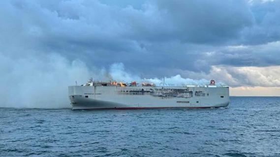 Fremantle Highway vrachtschip in de brand bij Ameland