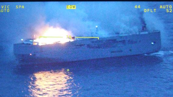 Fremantle Highway vrachtschip in de brand bij Ameland