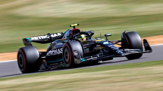 Hamilton rijdend schuin voor GP van Groot-Brittannië 2023