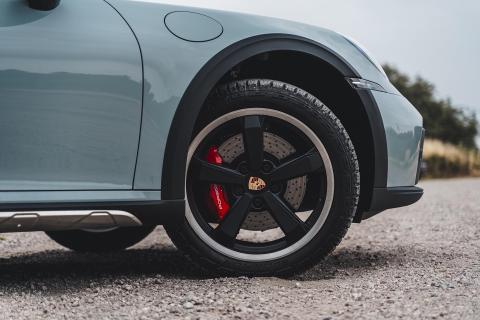 Porsche 911 Dakar op Nederlands kenteken wielen velgen banden