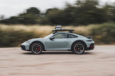 Zijkant Porsche 911 Dakar op Nederlands kenteken