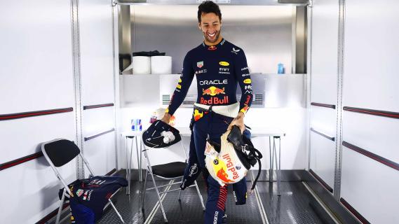 Ricciardo lacht met helm in pak Red Bull overal