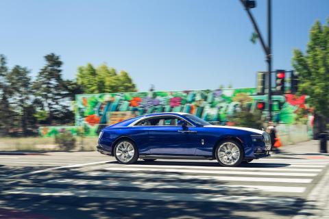 Rolls-Royce Spectre rijder zij